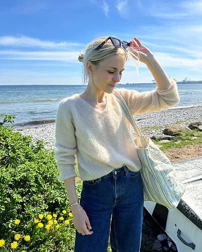 Classy Woman Light Pullover Knitting Pattern