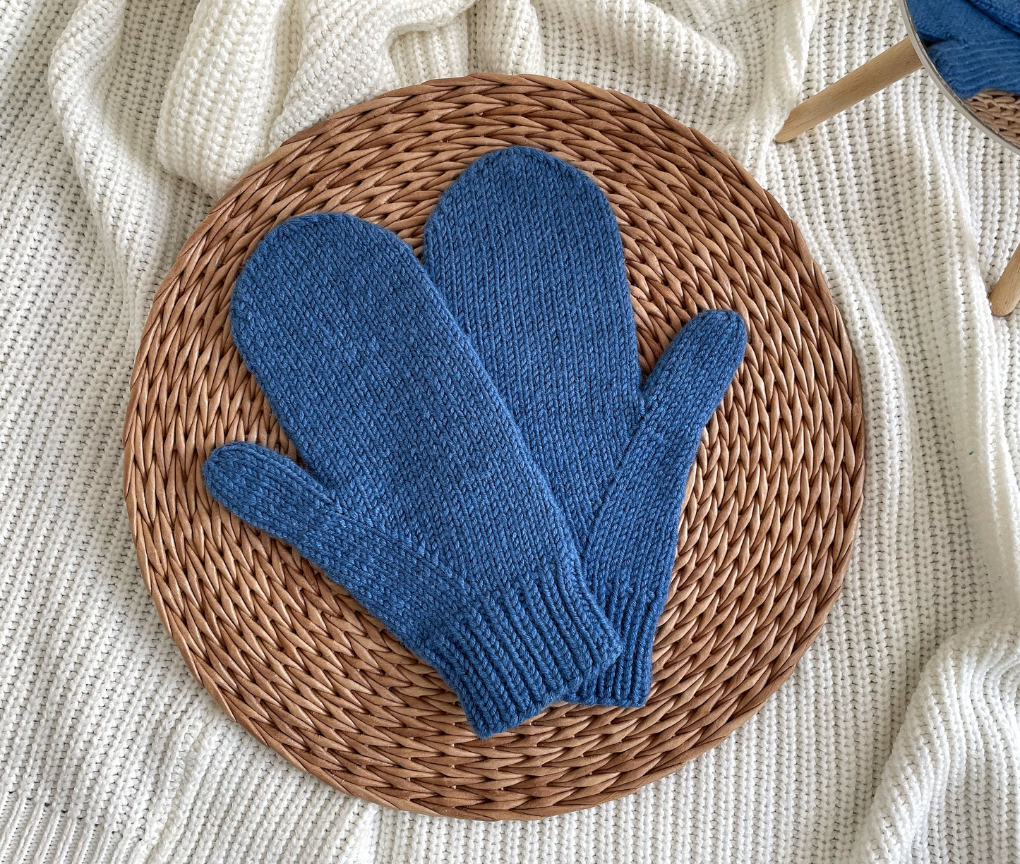 Warm Women's Mitten Knitting Pattern