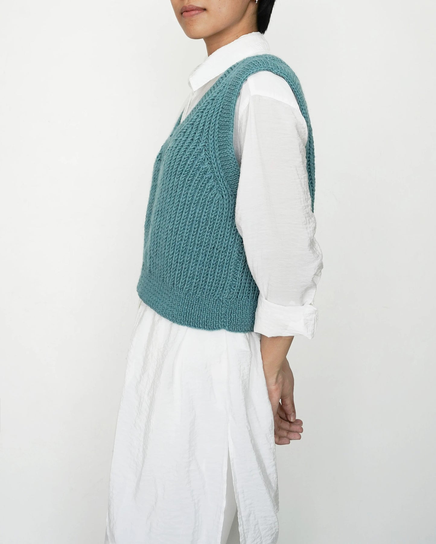 Modern Deep Neck Sleeveless Knitwear Knitting Pattern