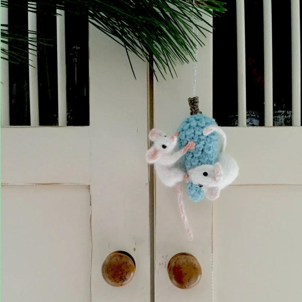 Little Snowy Mouse Knitting Pattern