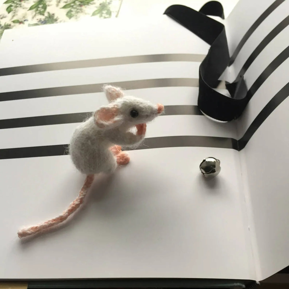 Little Snowy Mouse Knitting Pattern