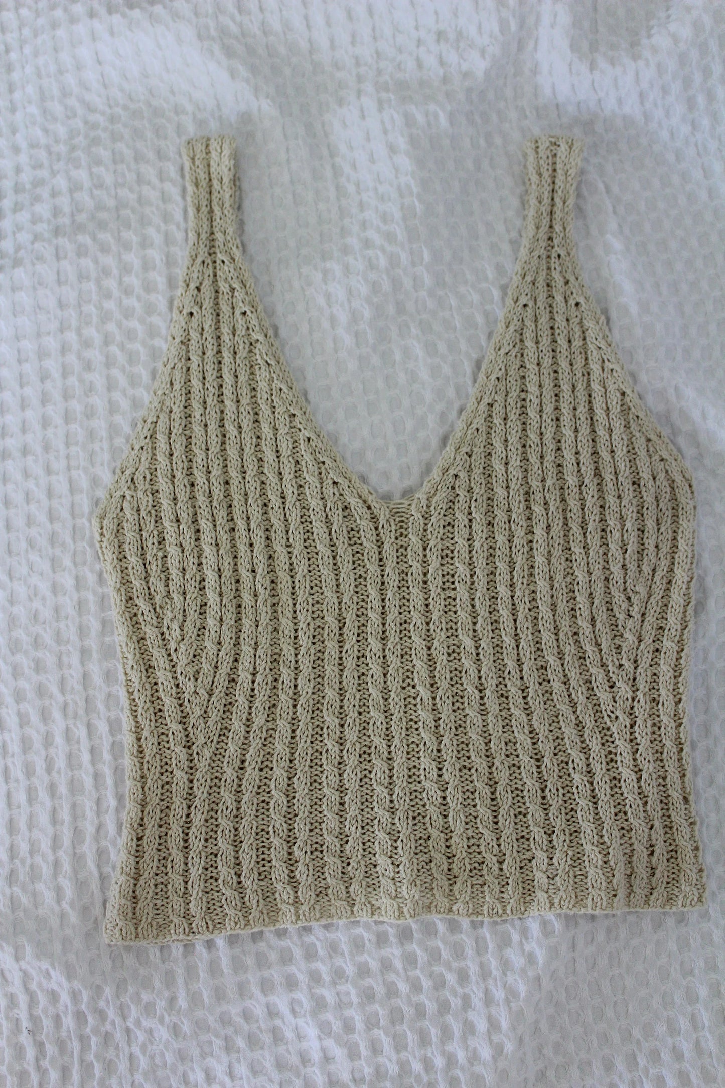 Modern Sleeveless Deep Neck Layer Knitting Pattern