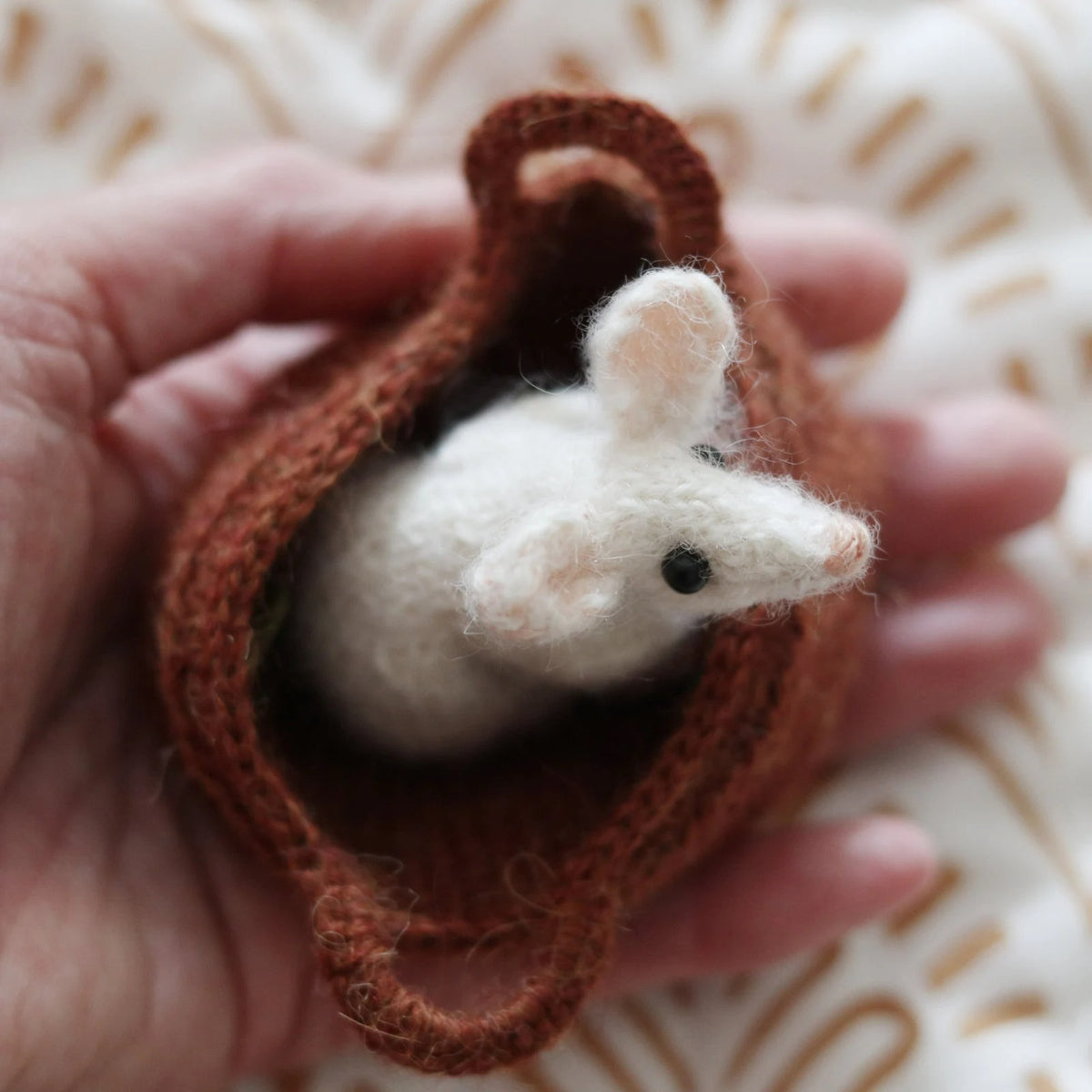 Little Snowy Mouse Knitting Pattern