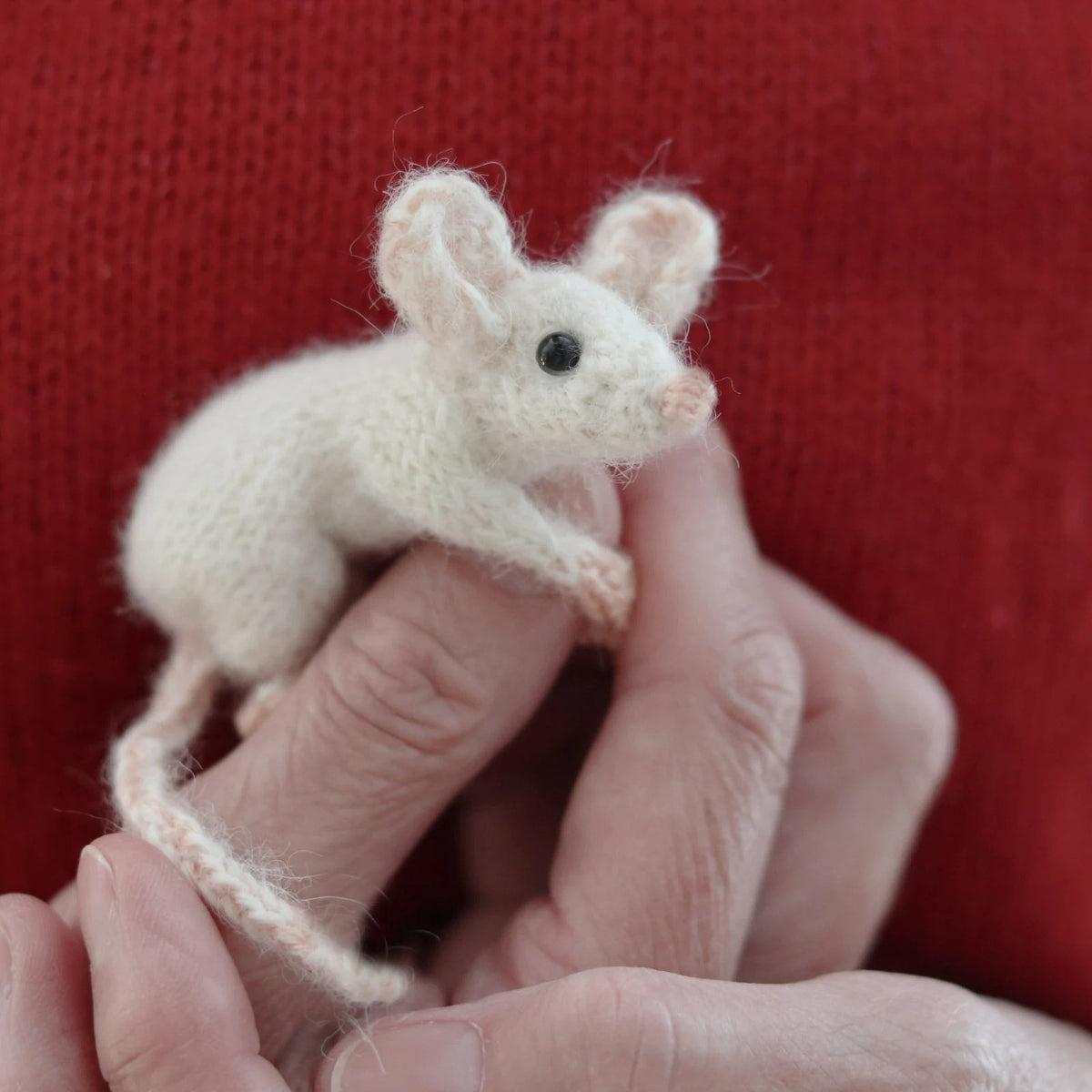 Little Snowy Mouse Knitting Pattern