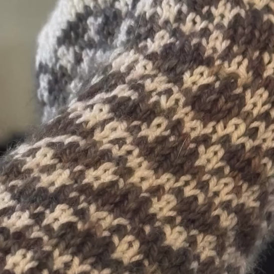 Two Color Cozy Socks knitting pattern — source video